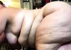 Fat mature webcam chick making herself cum with a vibrator