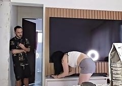 Kasallpimenta Seduces Delivery Guy as Husband Watches